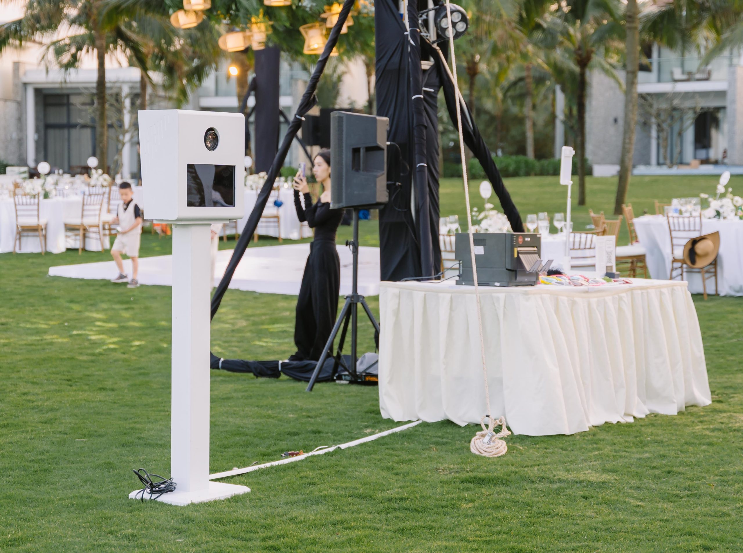 Có nên đầy tư photobooth đám cưới nếu đã có photographer hay không?