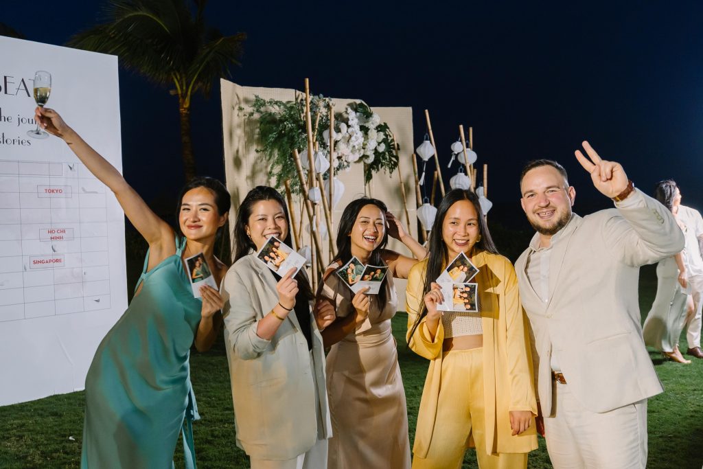 Có nên đầy tư photobooth đám cưới nếu đã có photographer hay không?